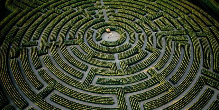 [IN ENGLISH] Lost in labyrinths